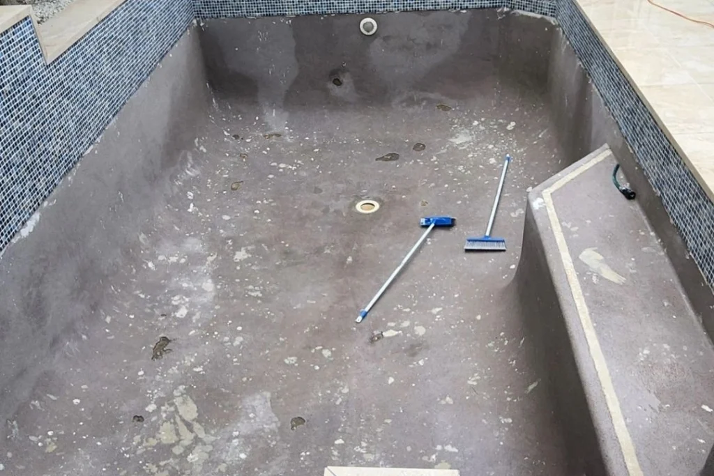 Cleaning the pool shell